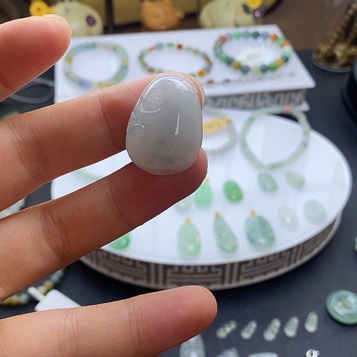 颈饰未镶嵌翡翠胶润如意吊坠