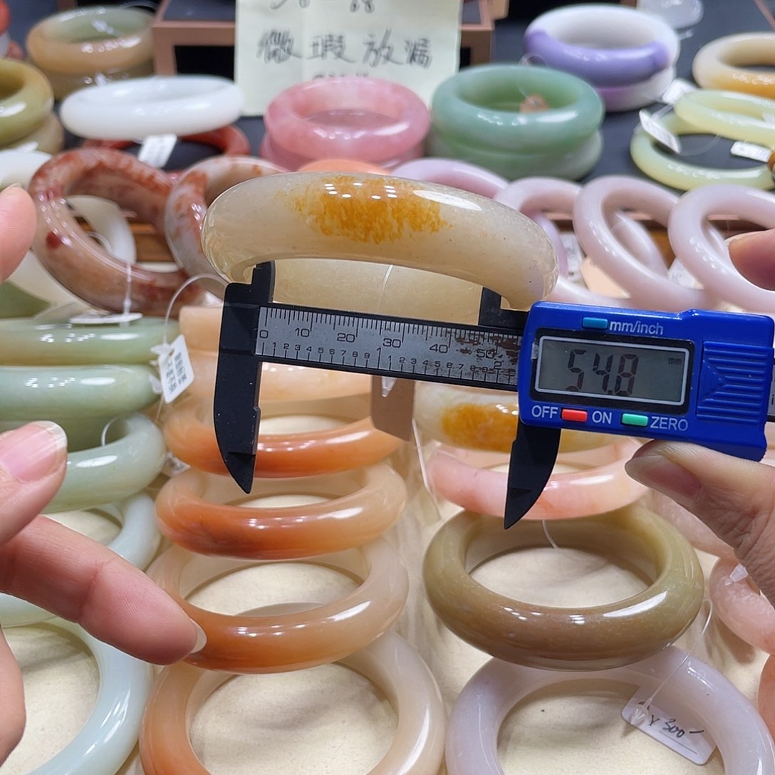 未镶嵌手镯石英岩玉