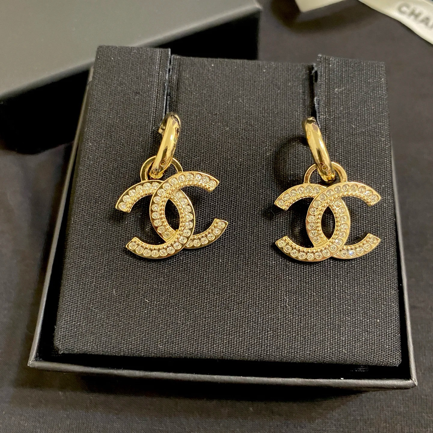 未使用 Chanel/香奈儿 金色满钻浮雕双C 耳钩浓金 24K/AX0354