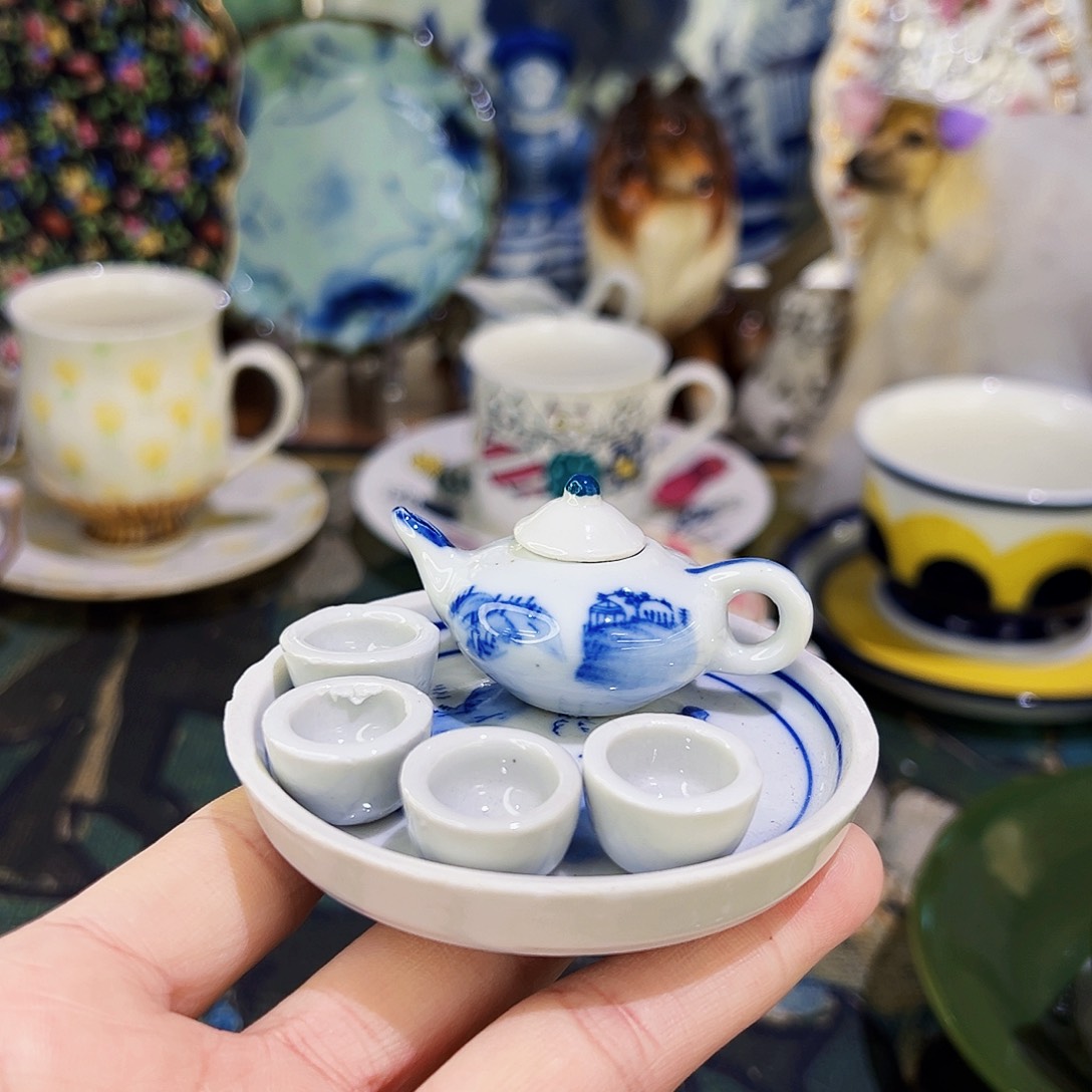 咖啡杯和咖啡杯两块巧克力