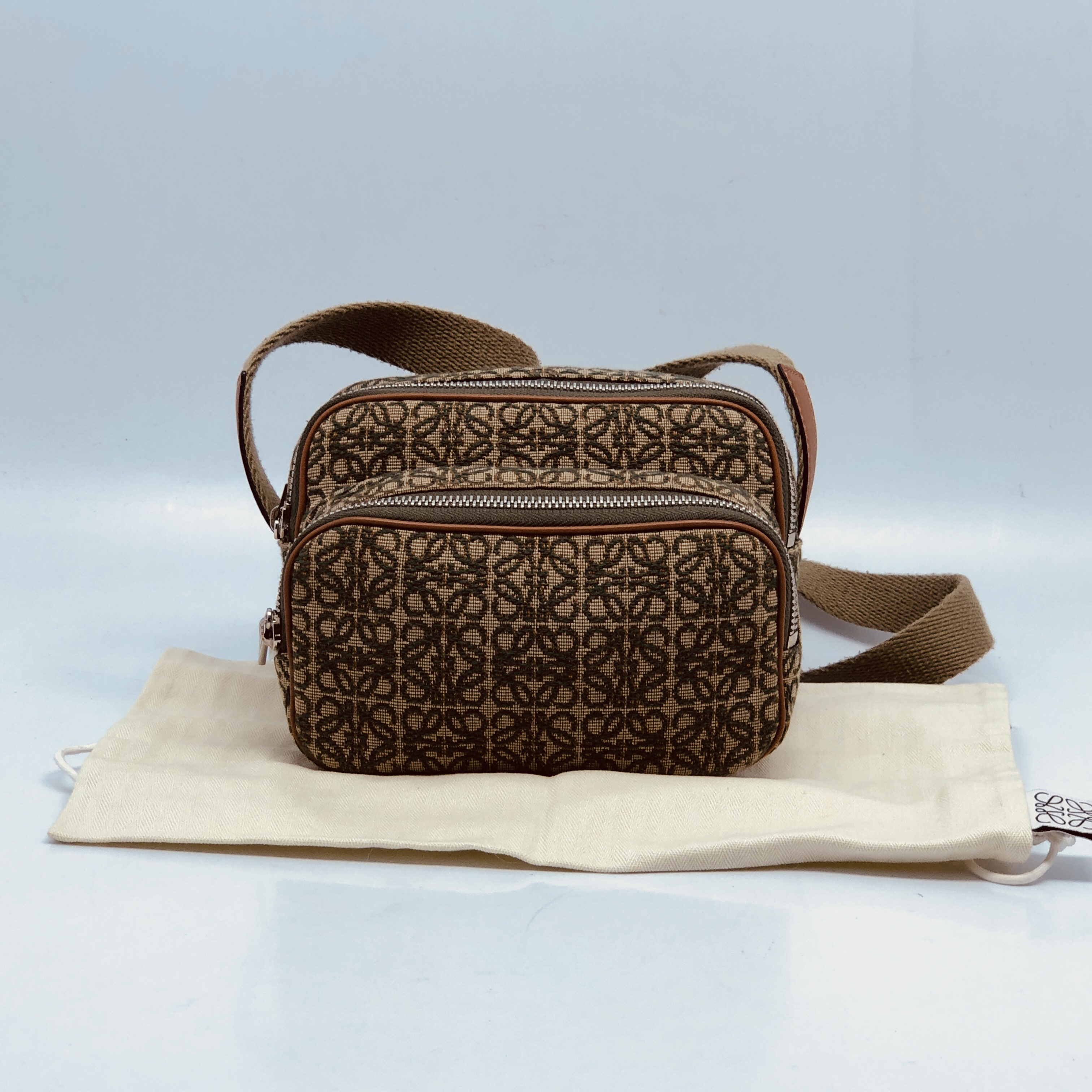 99新 LOEWE/罗意威 卡其绿双层相机包/4638号男士轻奢