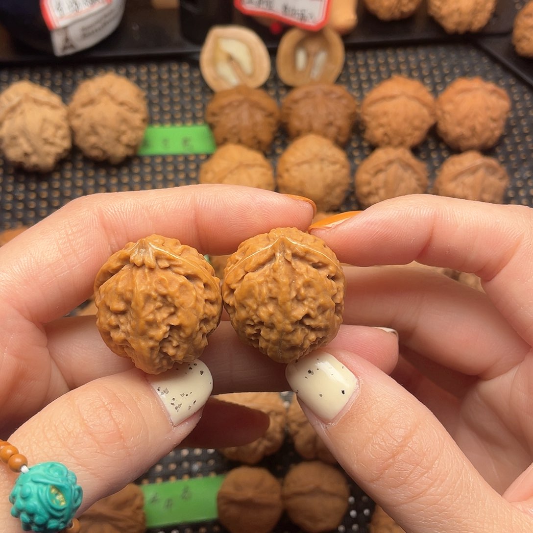 文玩核桃吊坠27尺绣球元宝0009