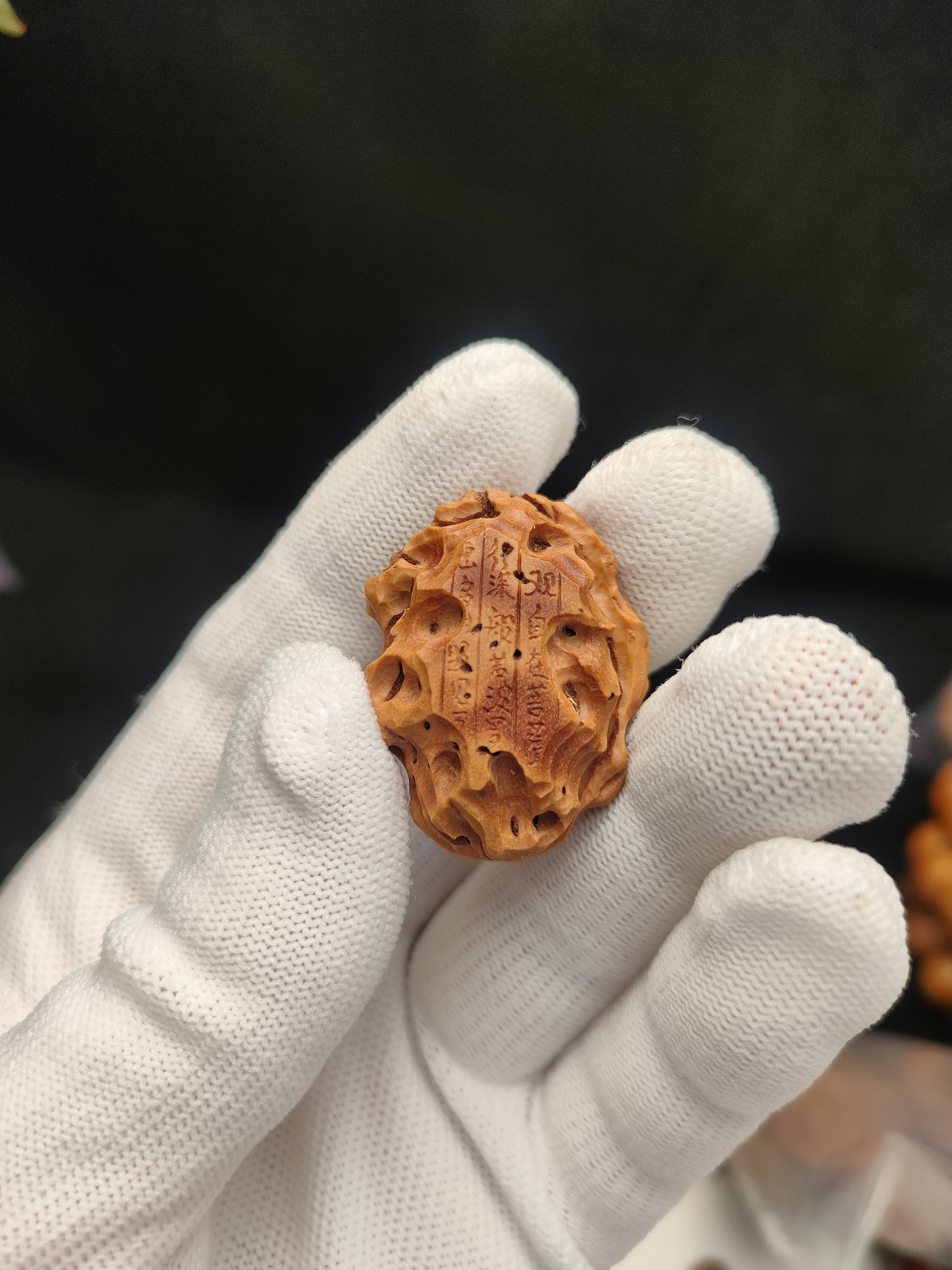 手工桃核雕刻太湖石心经系列背云牌子