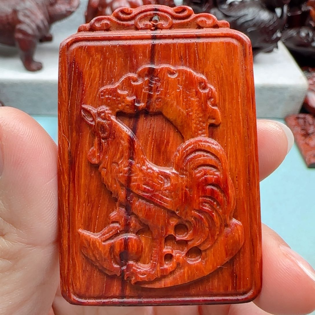 小叶紫檀把件鸡牌