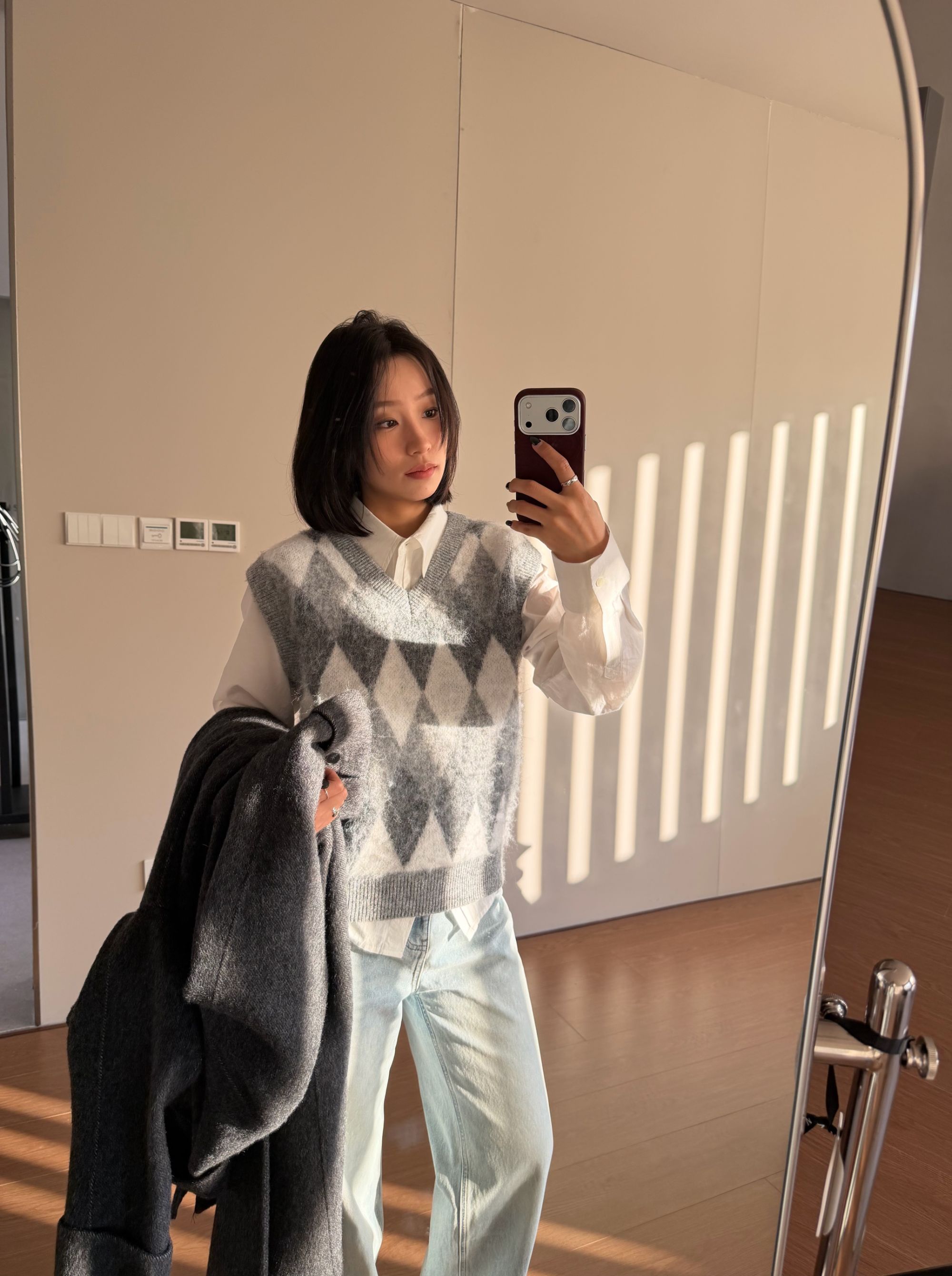 INAIEN“淡人高知”复古氛围感菱形格针织V领背心Q6639