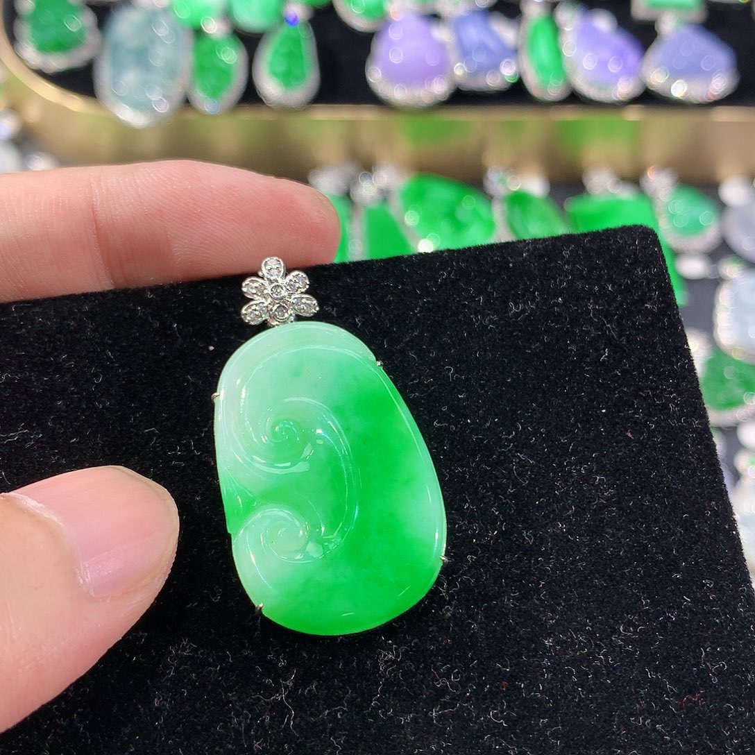 翡翠18K金镶嵌颈饰