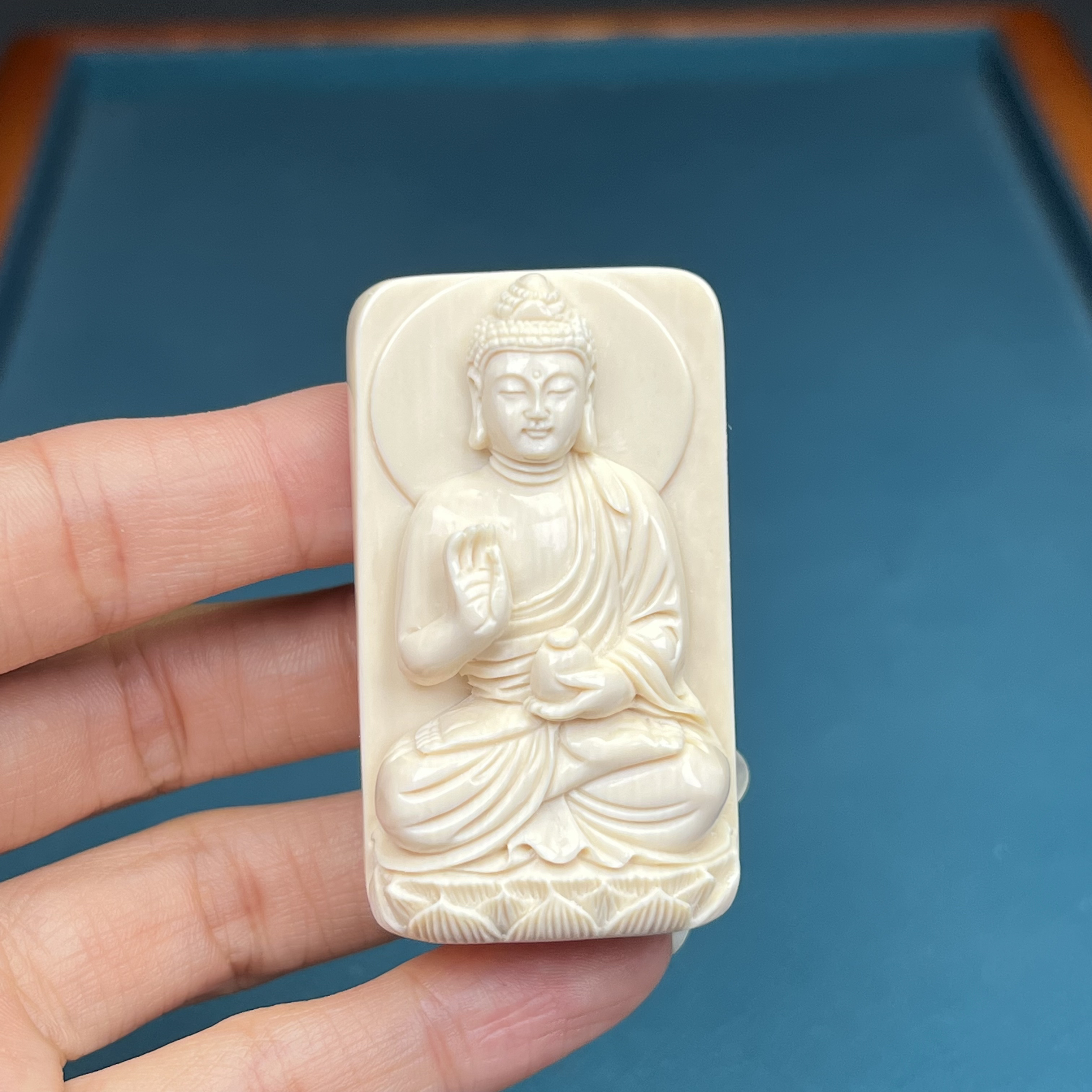 k9722【京派大师-青松】天然猛犸牙雕刻阿弥陀佛30x53x18mm 35.5克