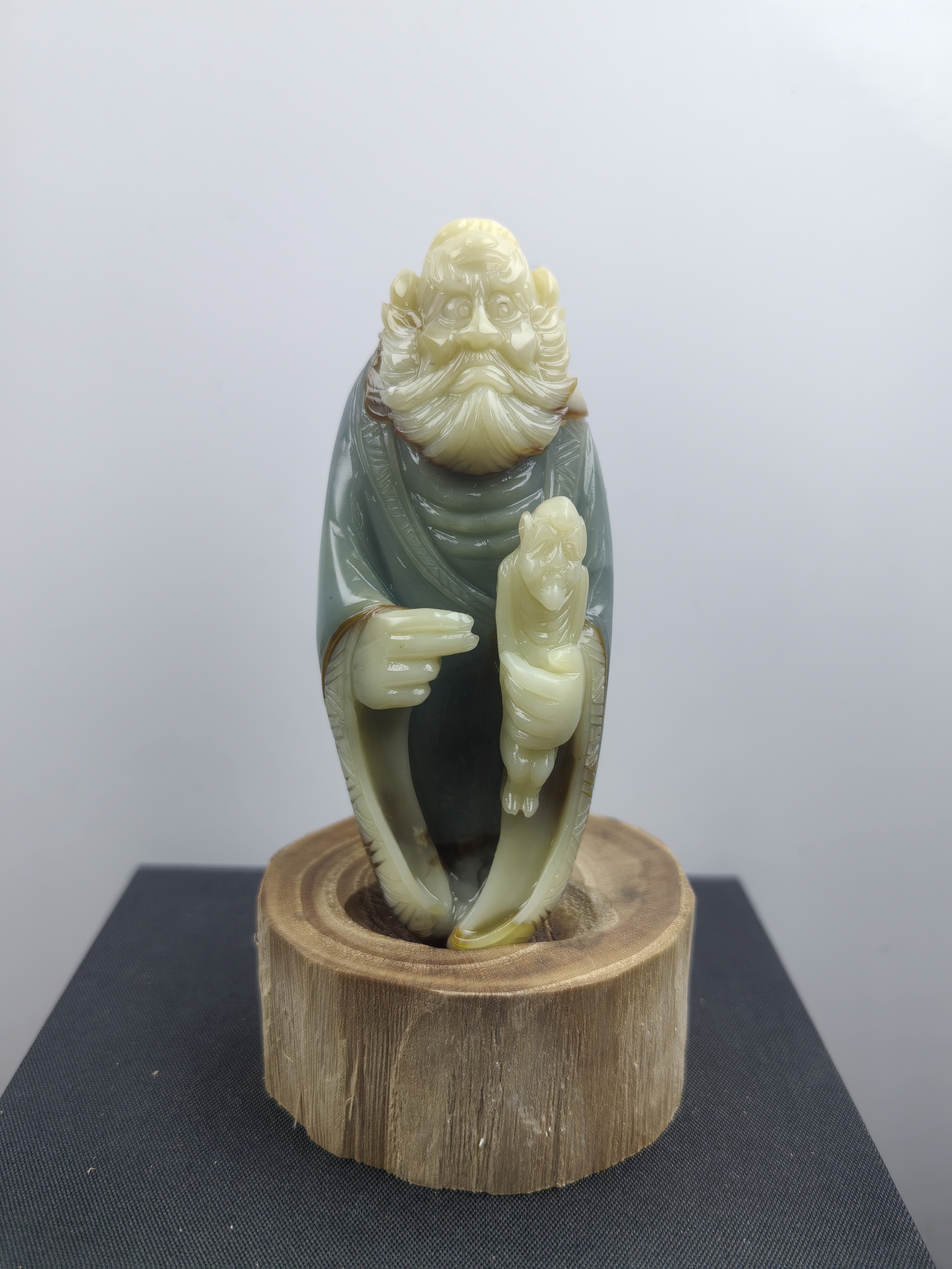 天然俏色纯手工精雕岫玉手把件