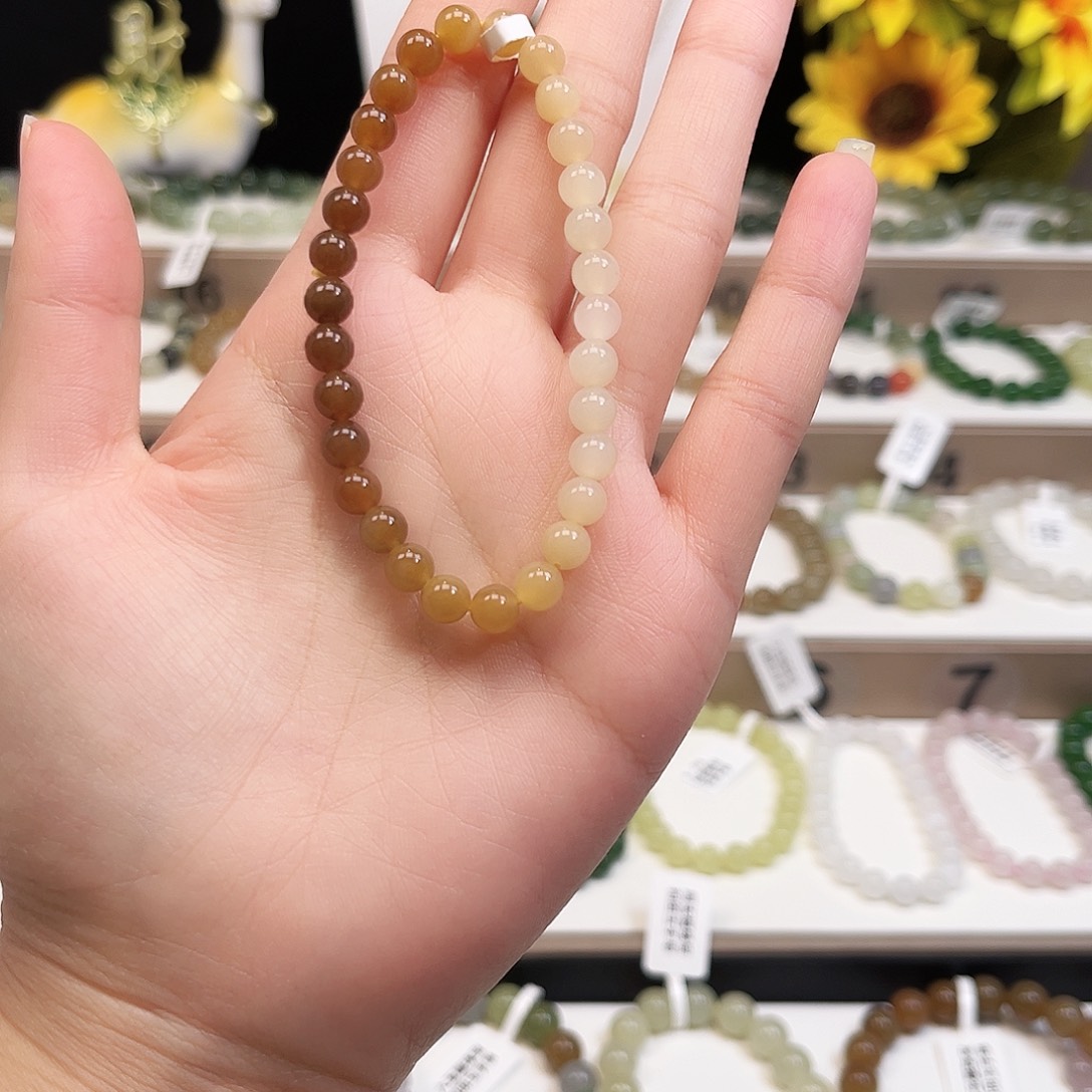 葡***萄和田玉未镶嵌手链