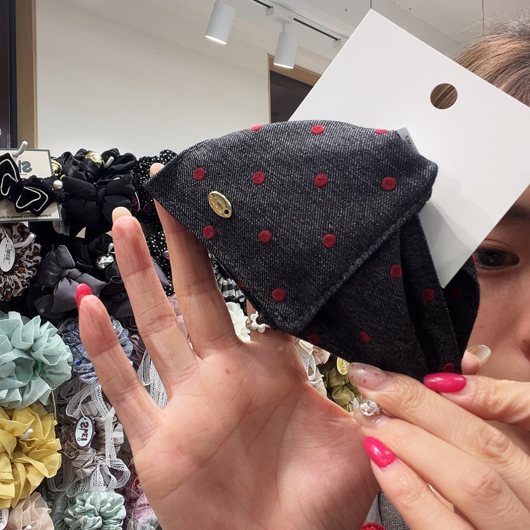 布艺非金属灰色红波点三角抓