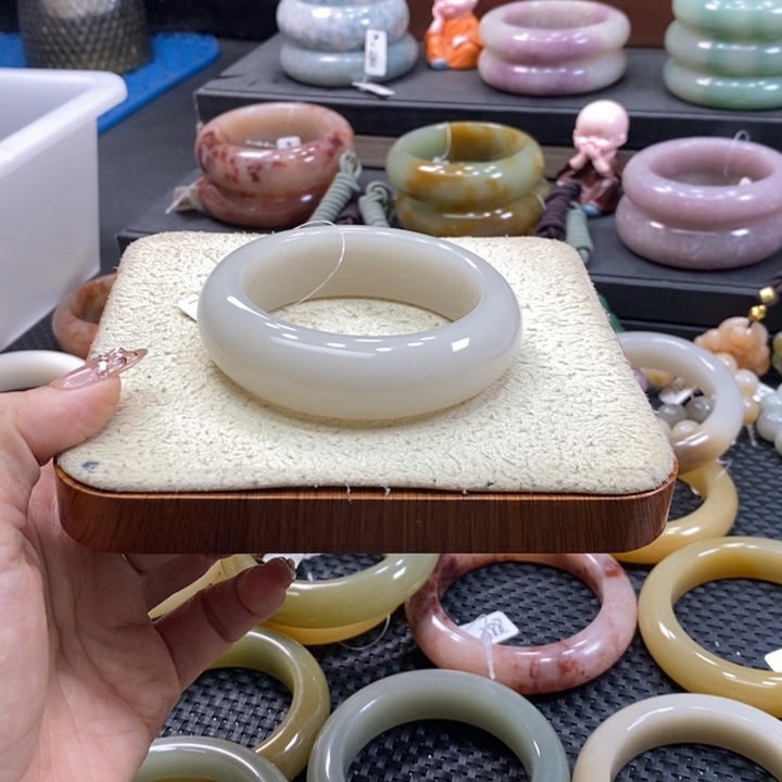 未镶嵌手镯石英岩玉