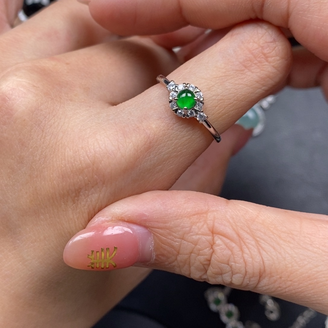 翡翠颈饰未镶嵌翡翠