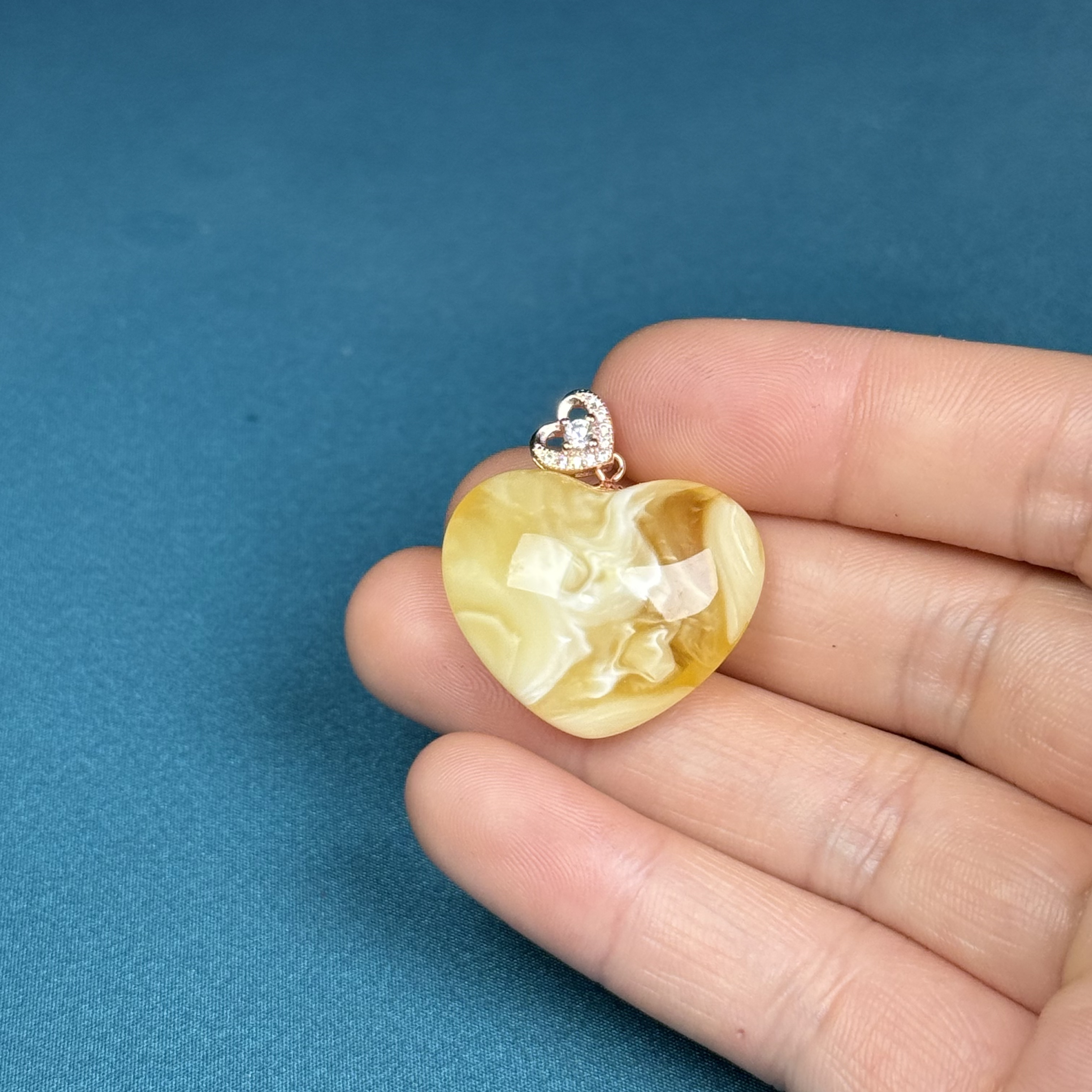 Y1073天然原矿蜜蜡 鸡油黄飘花爱心牌 26*22*10mm抖音基地质检发