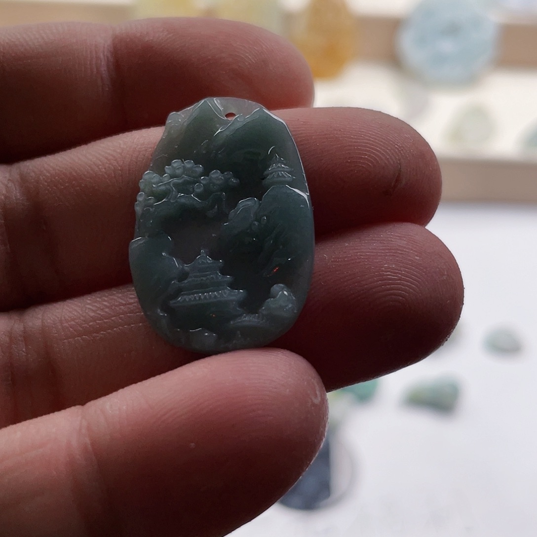 颈饰未镶嵌翡翠九***?天然翡翠A货挂件