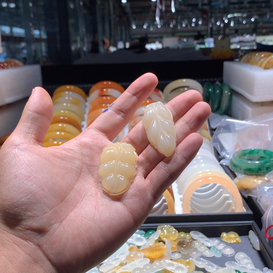 未镶嵌手镯石英质玉你*