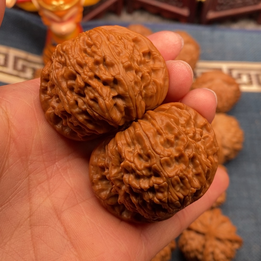 文玩核桃把件43红皮闷白