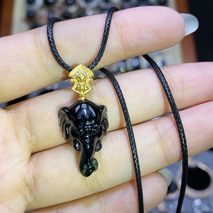 颈饰18K金镶嵌翡翠等****啡象神