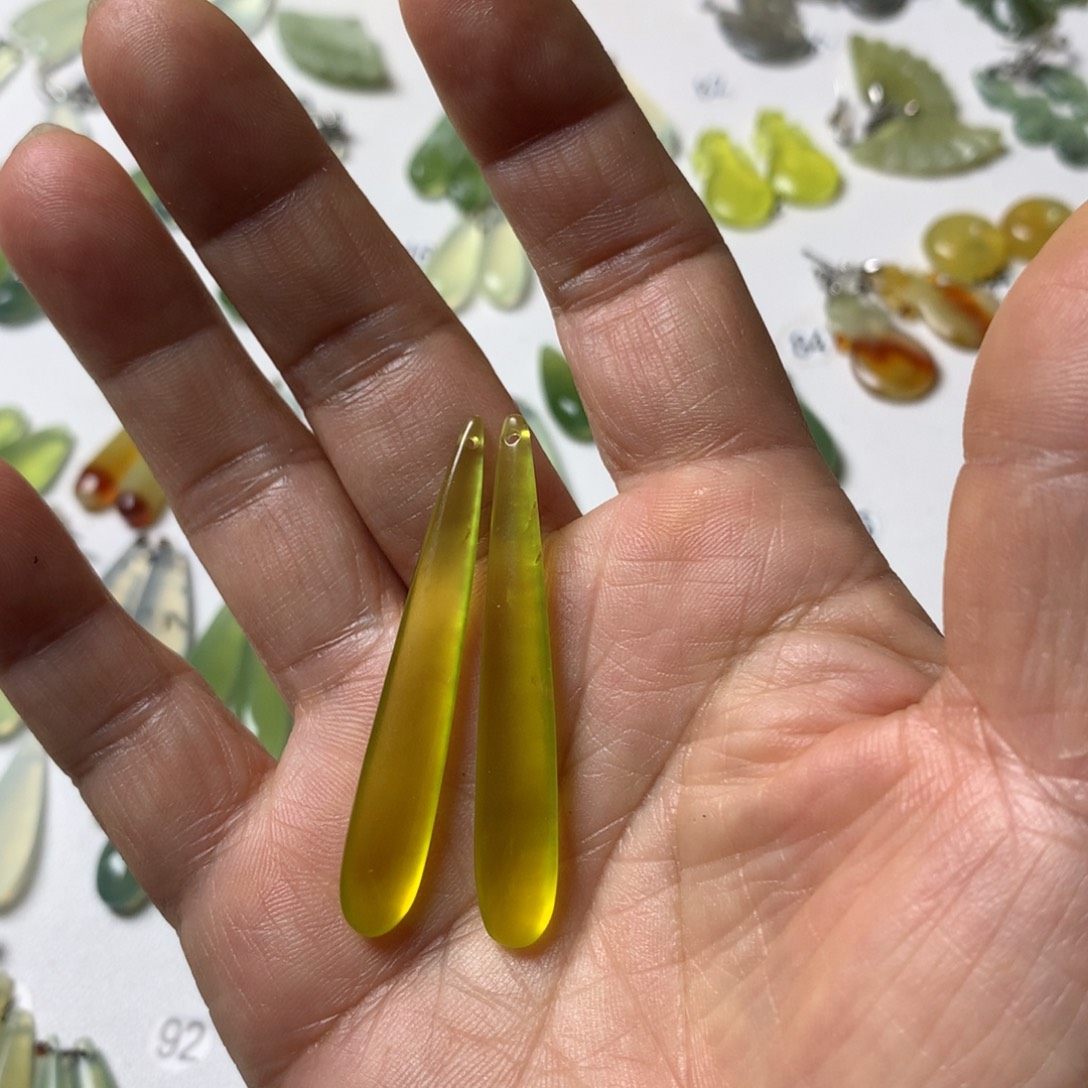 跳***虎蛇纹石玉未镶嵌耳坠