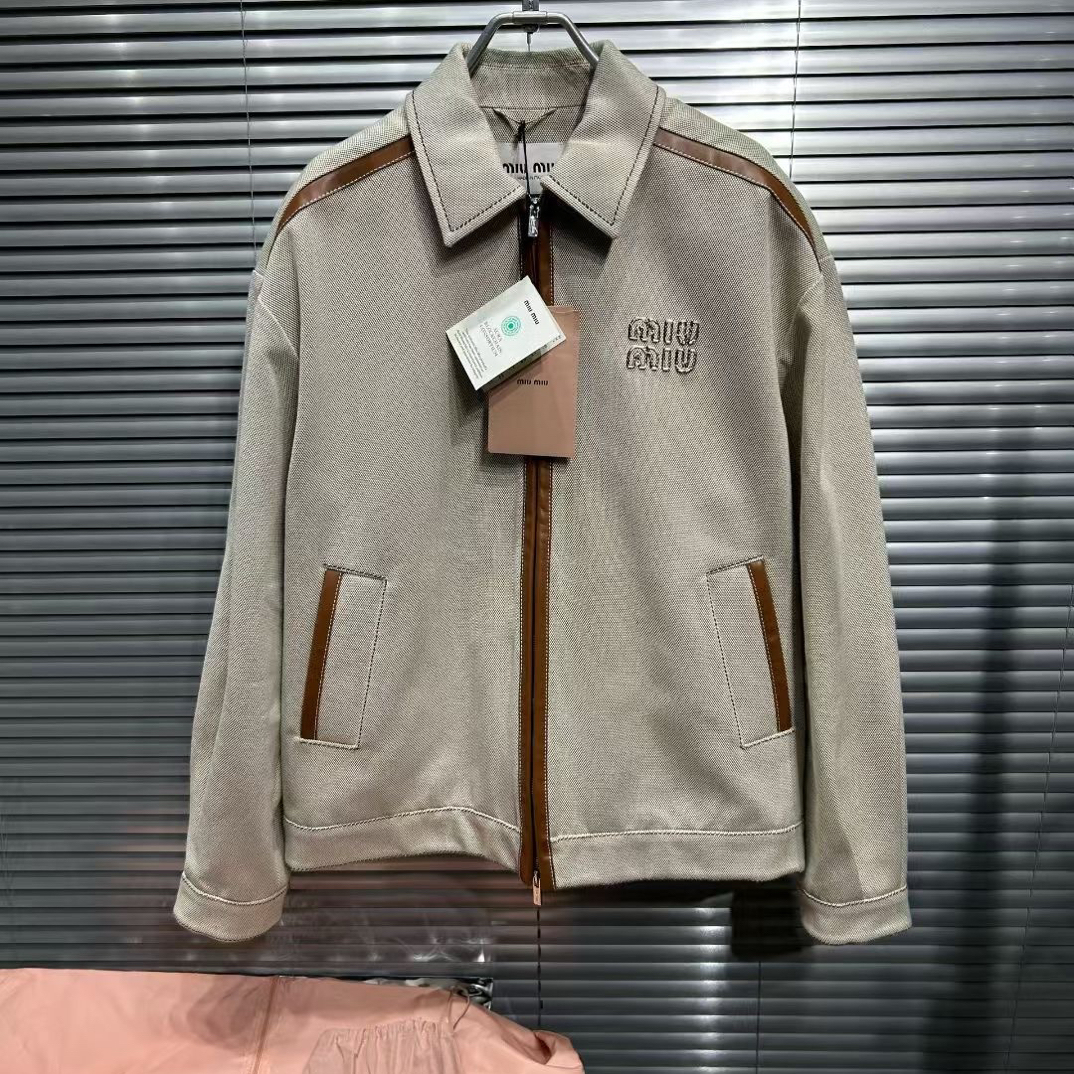 未使用 MIU MIU/缪缪 24fw胸前刺绣麂皮拼接米色 外套 40码