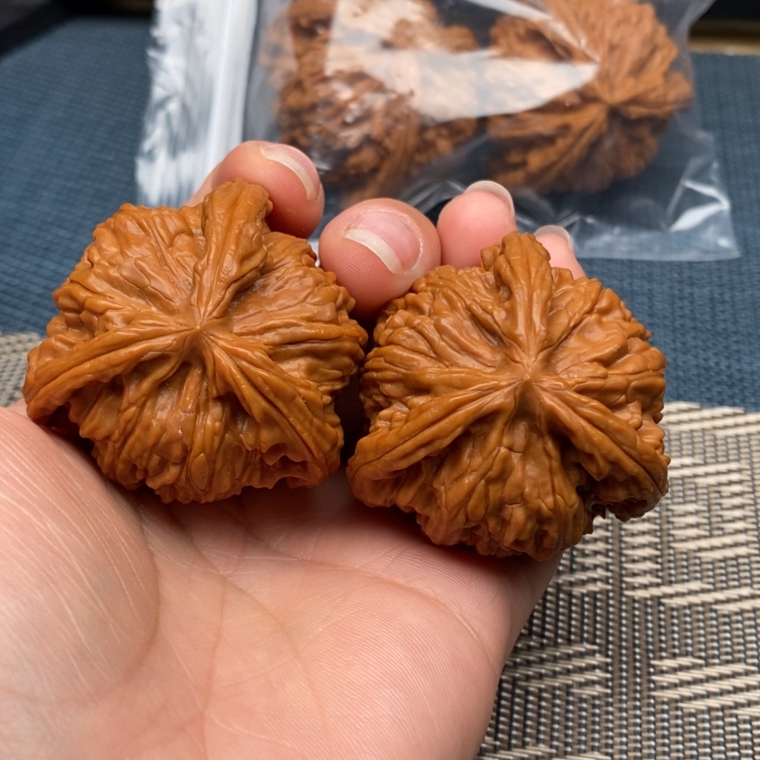 ㄞ***ㄘ文玩核桃吊坠三棱