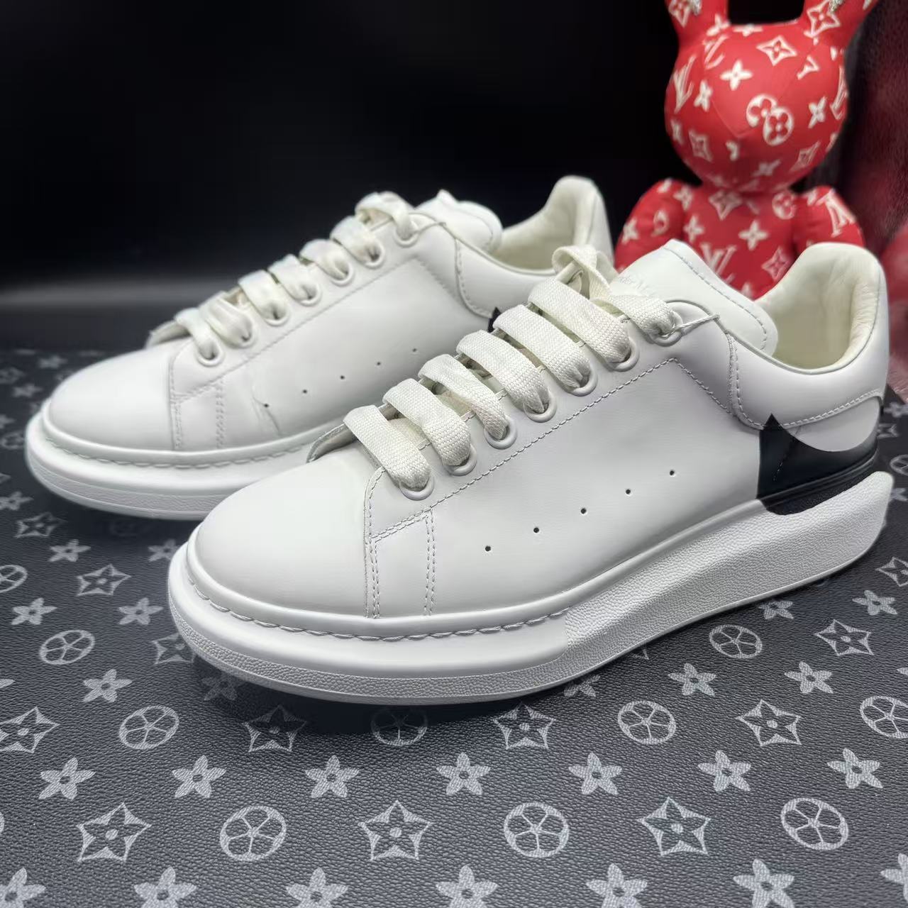 95新 Alexander McQueen/亚历山大·麦昆 白黑厚底板鞋42欧 lz628