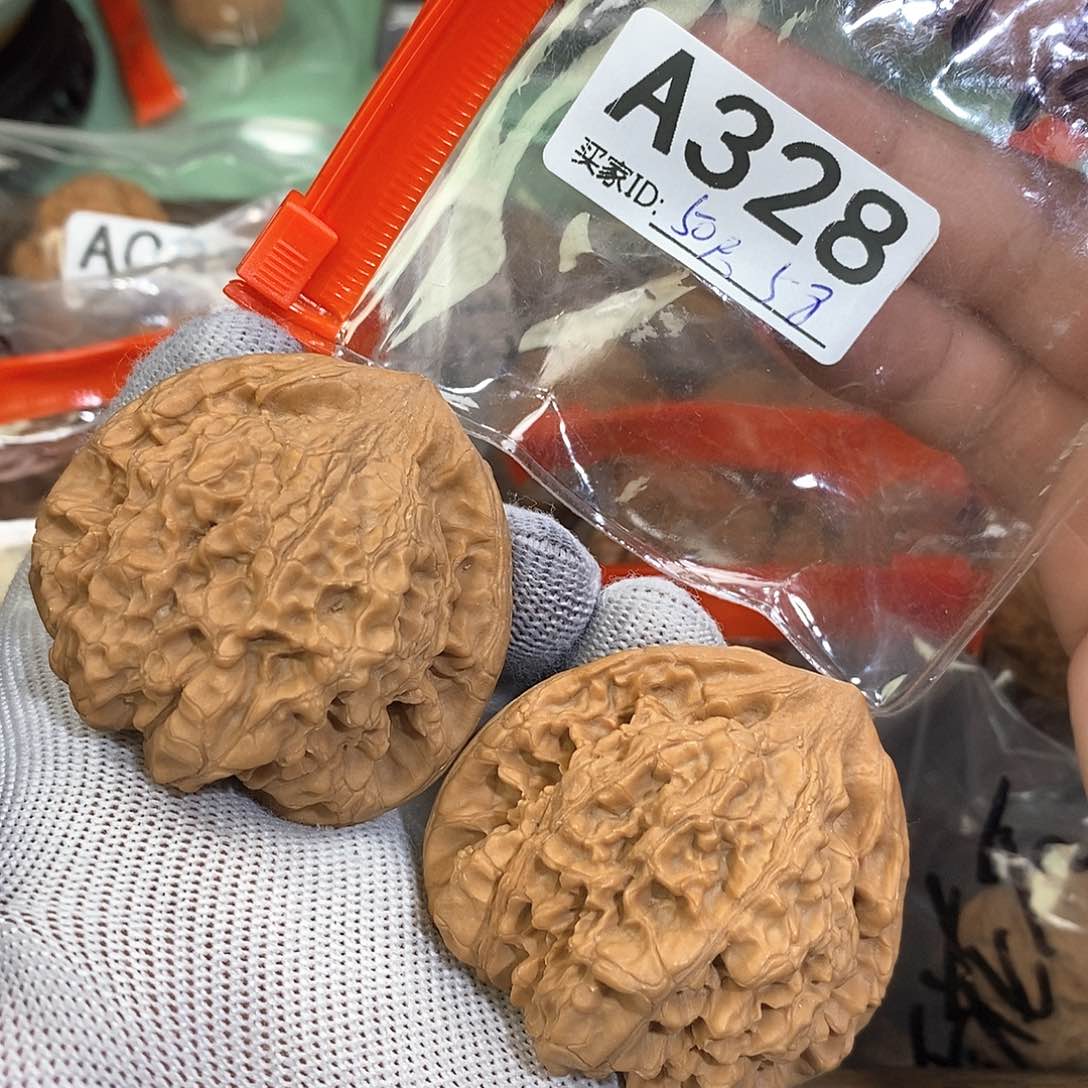 桃核把件官帽50尺。