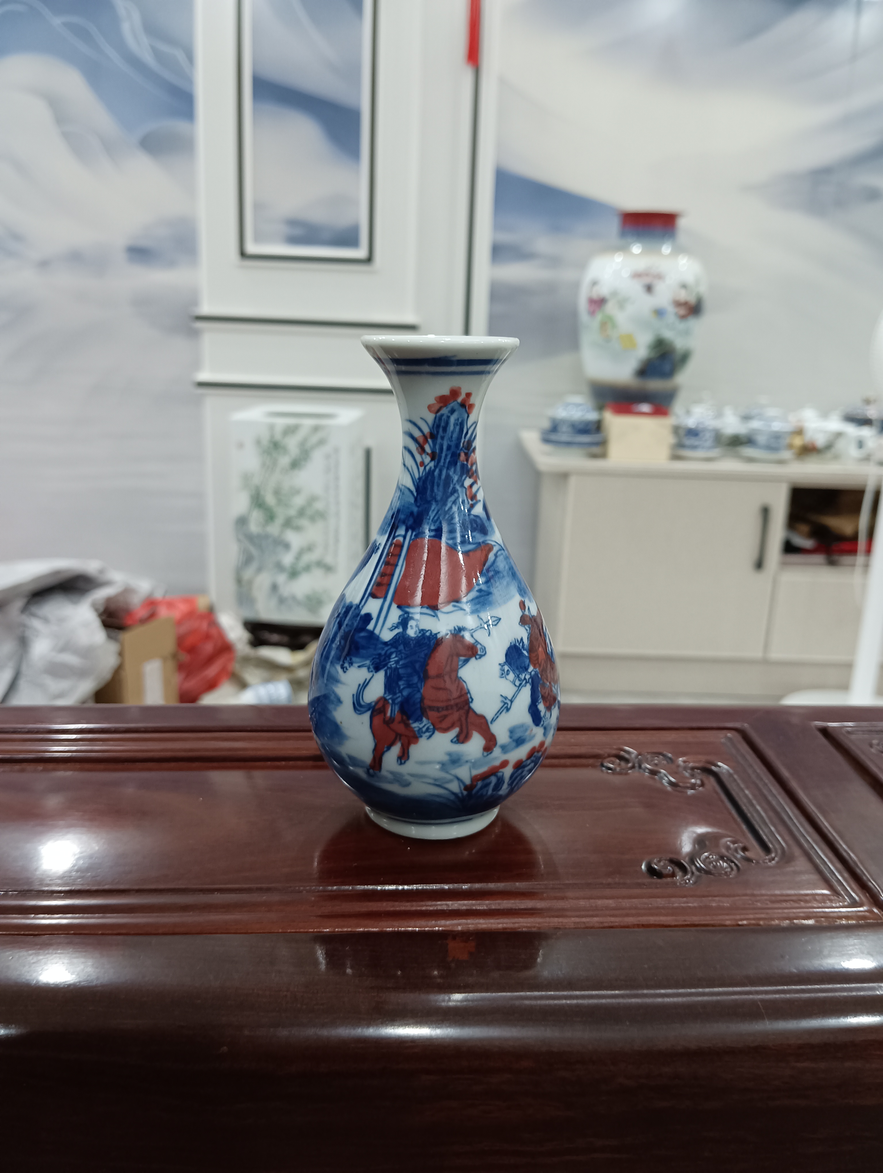 青花釉里红人物小花瓶