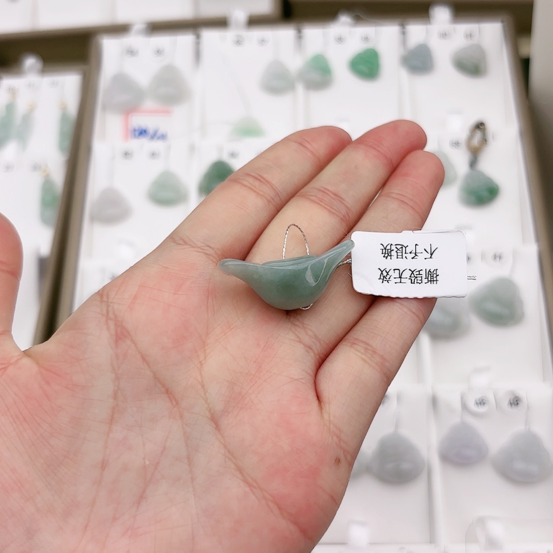 翡翠颈饰未镶嵌元宝