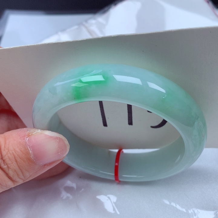 翡翠手镯未镶嵌翡翠