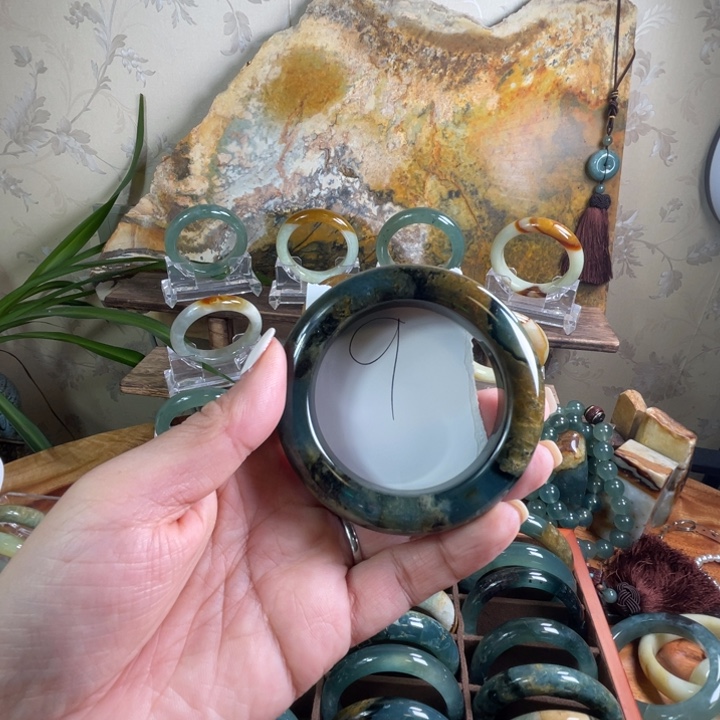 蛇纹石玉未镶嵌手镯