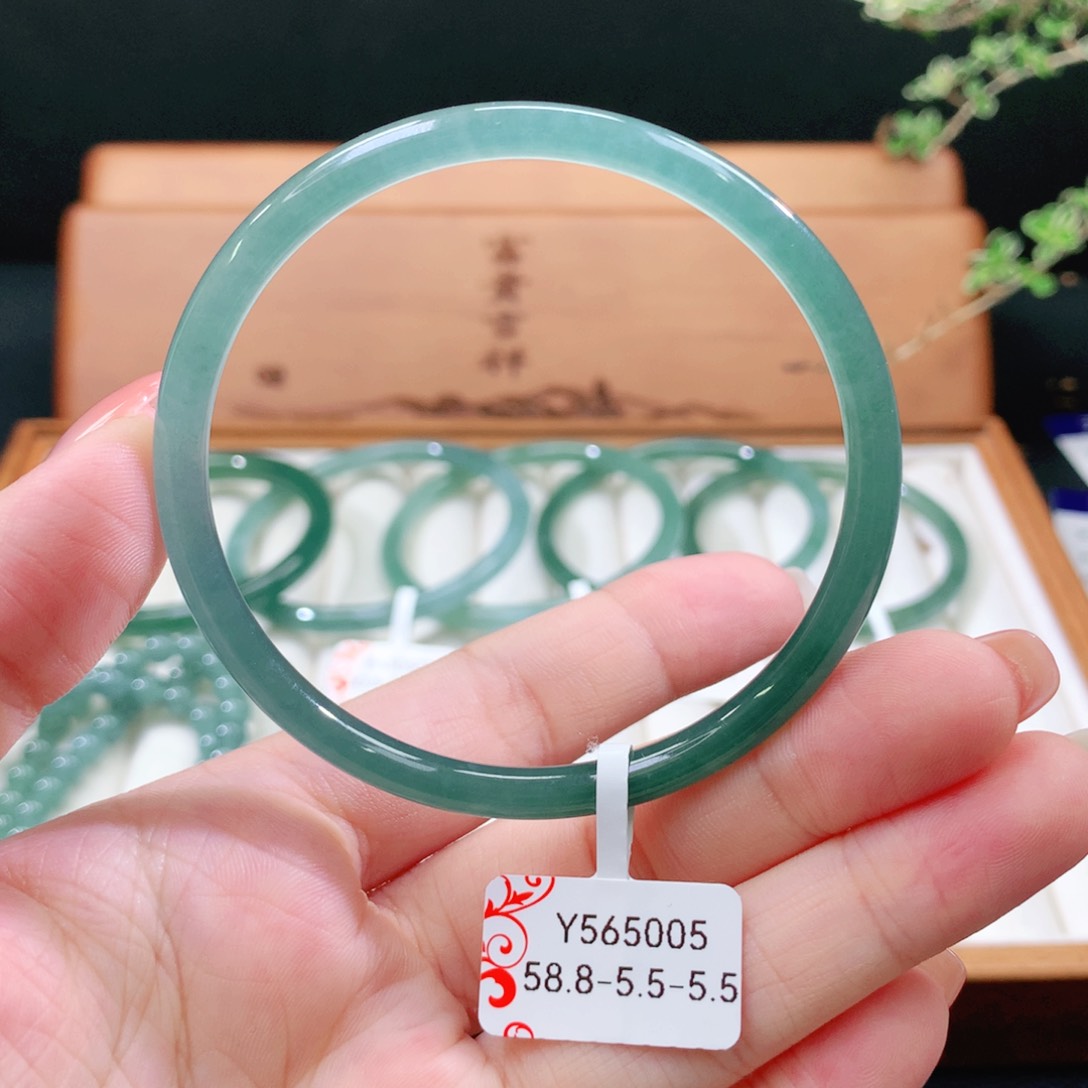 翡翠手镯未镶嵌天然