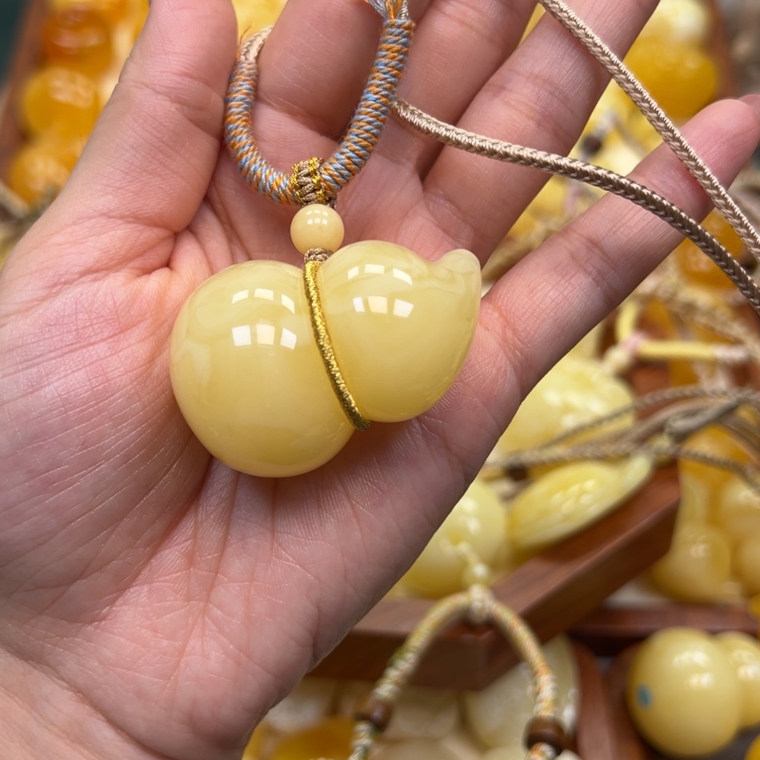 琥珀未镶嵌颈饰蜜蜡