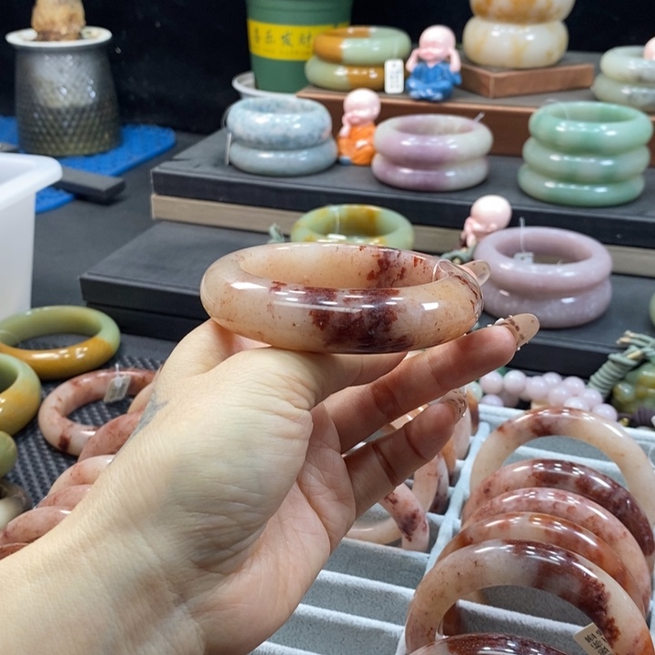 未镶嵌手镯石英岩玉