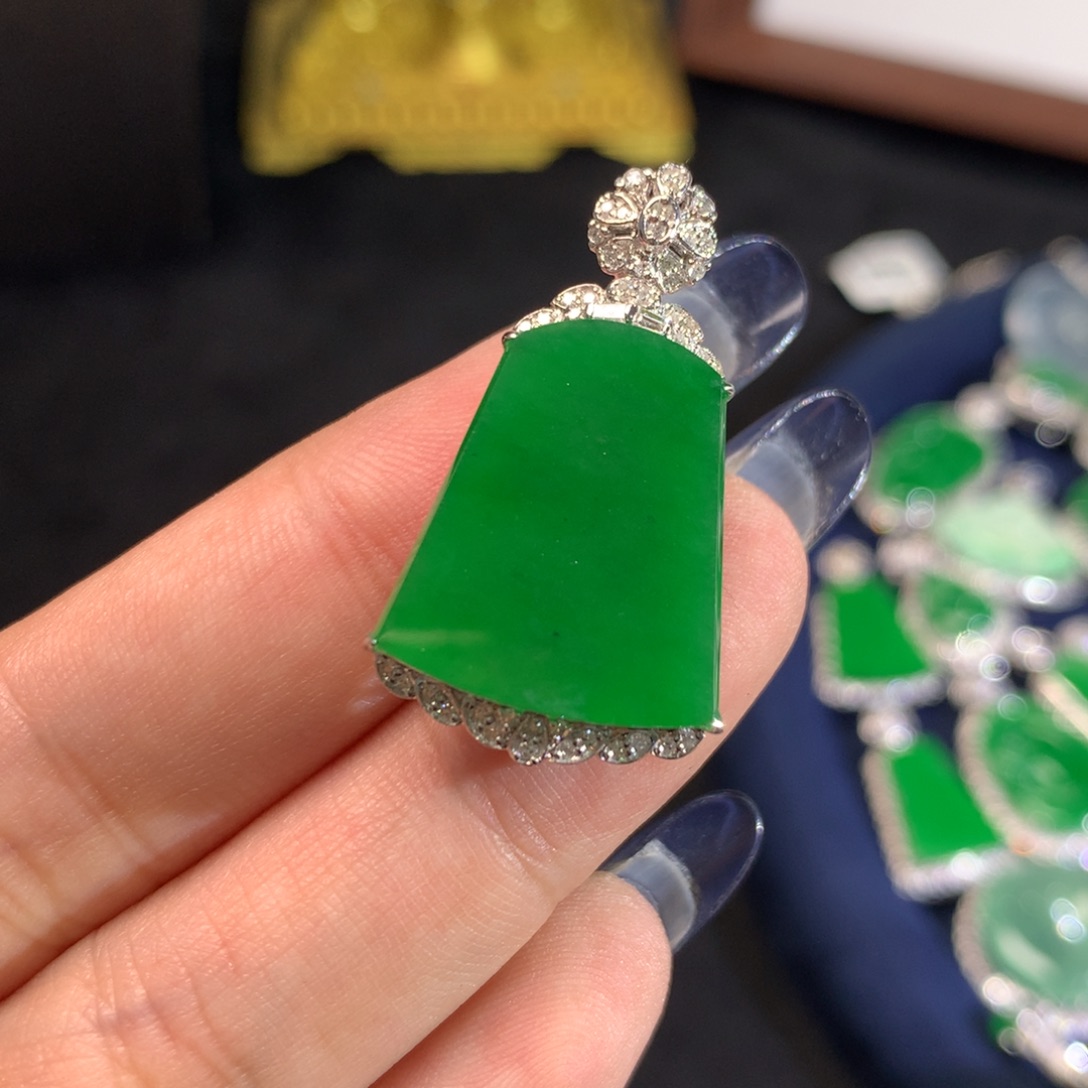 翡翠挂件18K金镶嵌无事牌