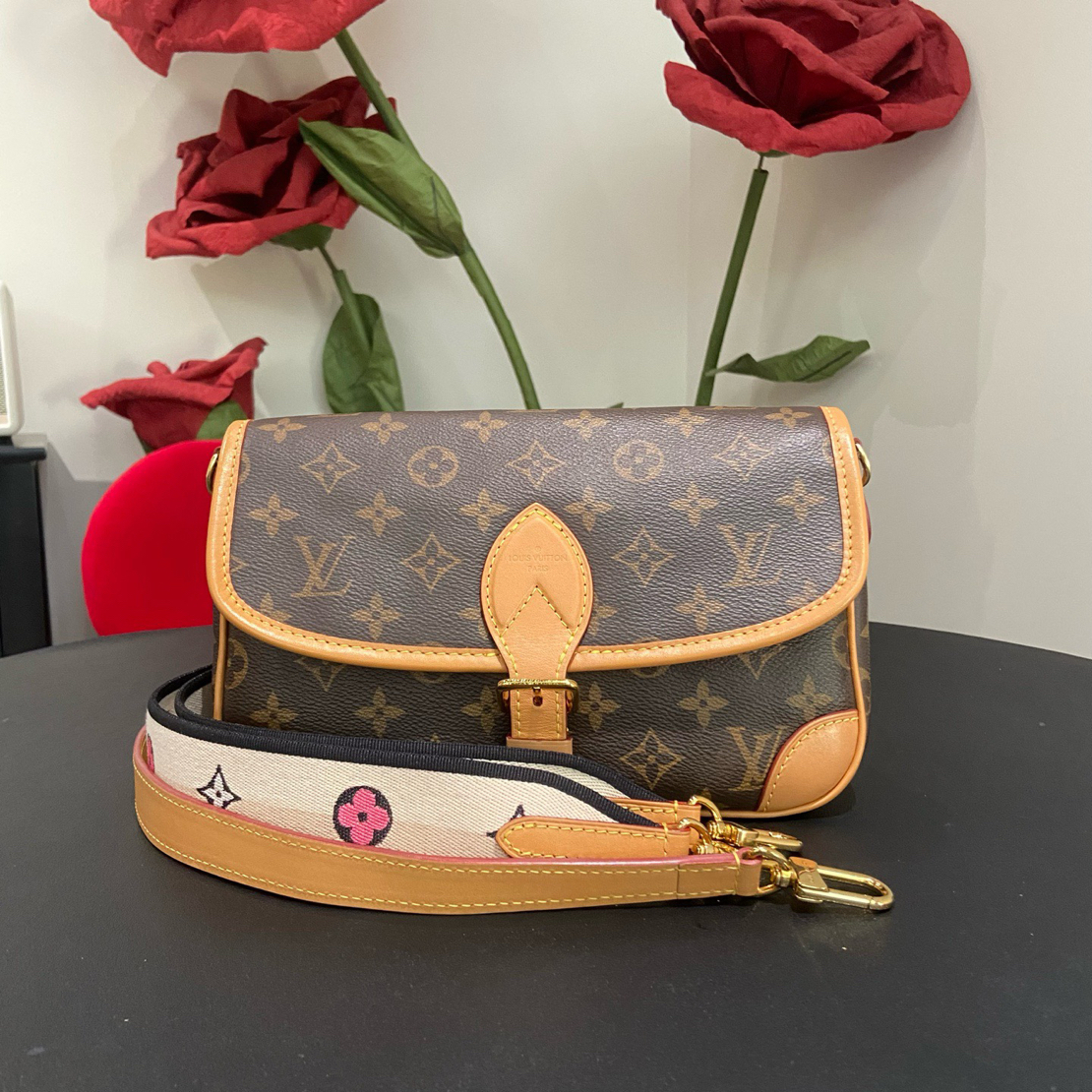 95新 LouisVuitton/路易威登 老花法棍黑肩带斜挎包