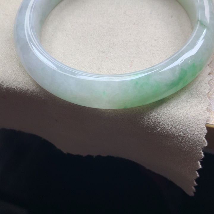 翡翠手镯未镶嵌吊坠