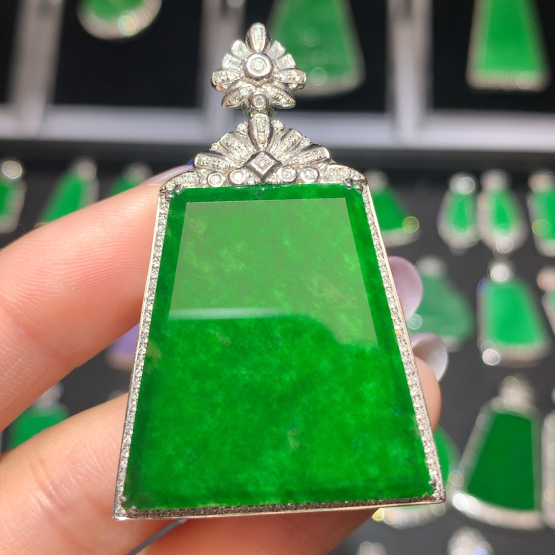 翡翠颈饰18K金镶嵌翡翠