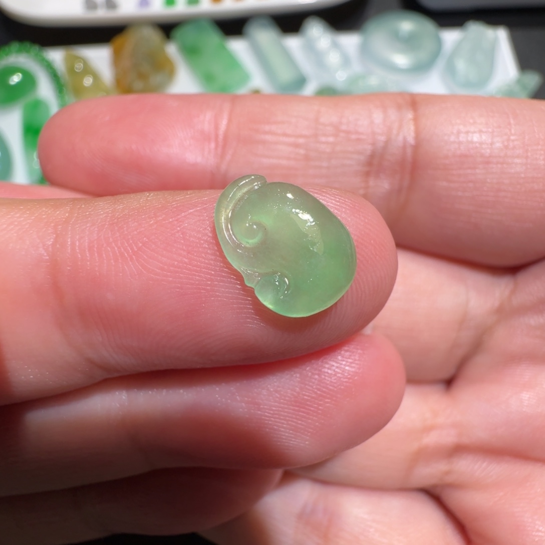 定制翡翠未镶嵌高冰木那绿如意