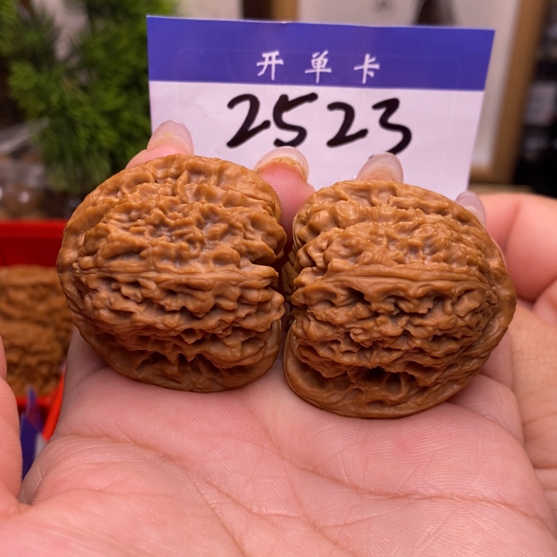 桃核吊坠南疆石。边39。全品。 丹