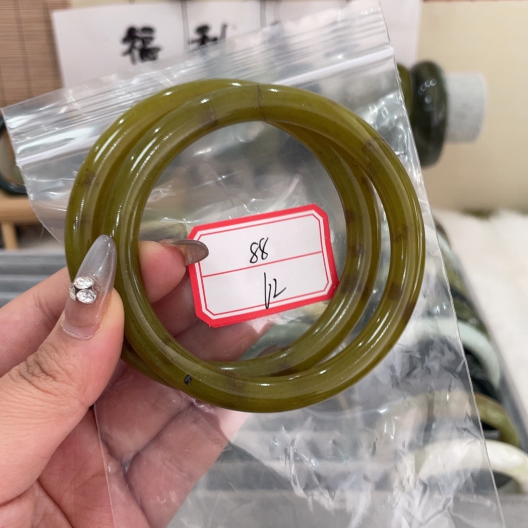 蛇纹石玉手镯未镶嵌