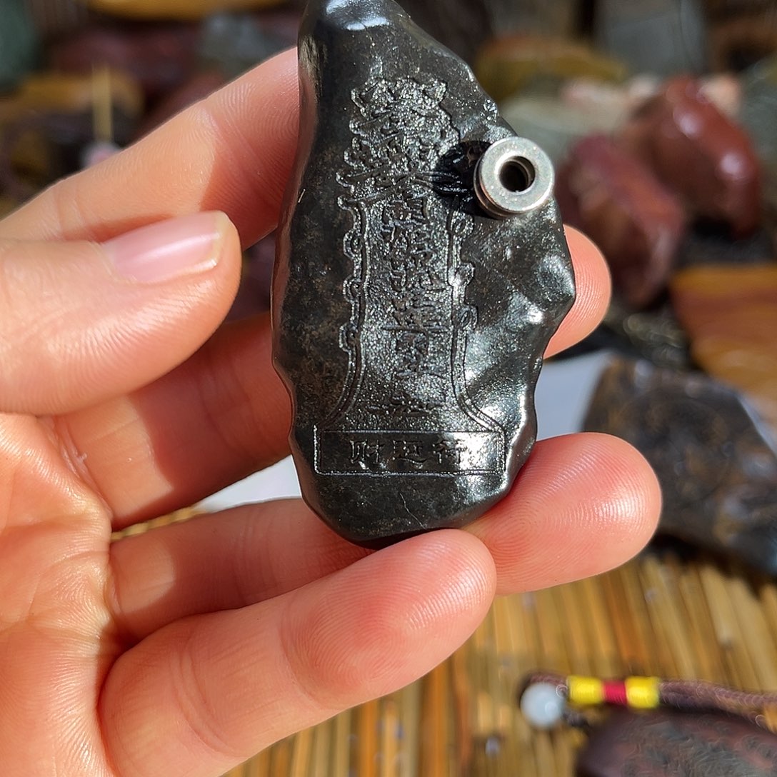 新疆原石雕刻手把件