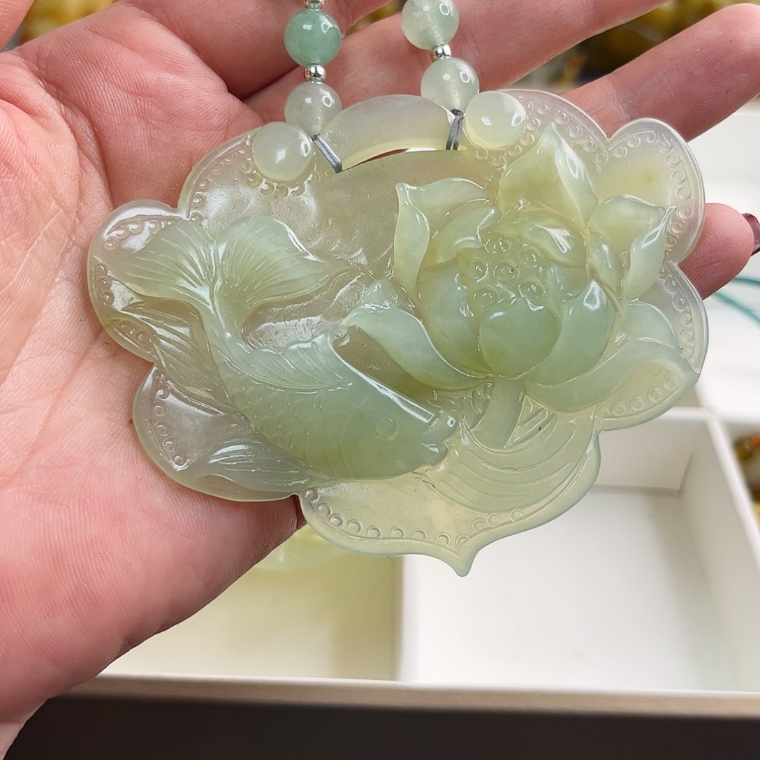 蛇纹石玉颈饰未镶嵌