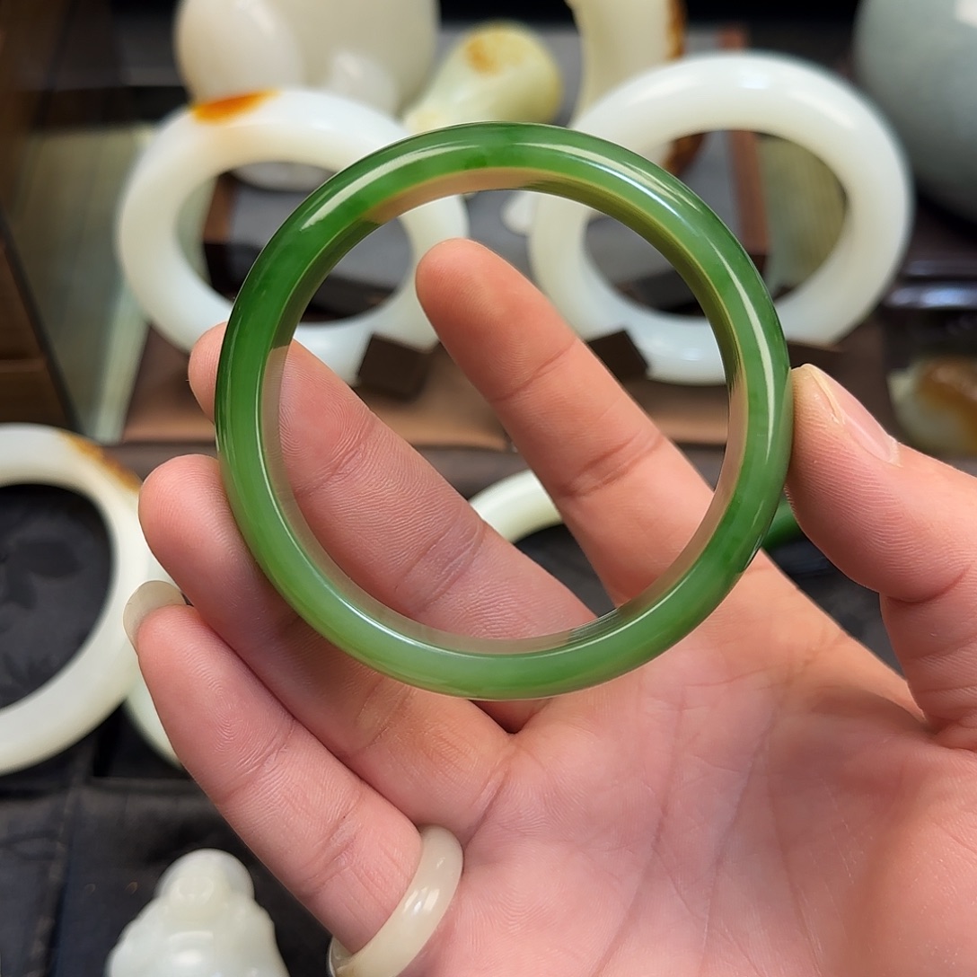 和田玉未镶嵌手镯俄料阳绿轮胎