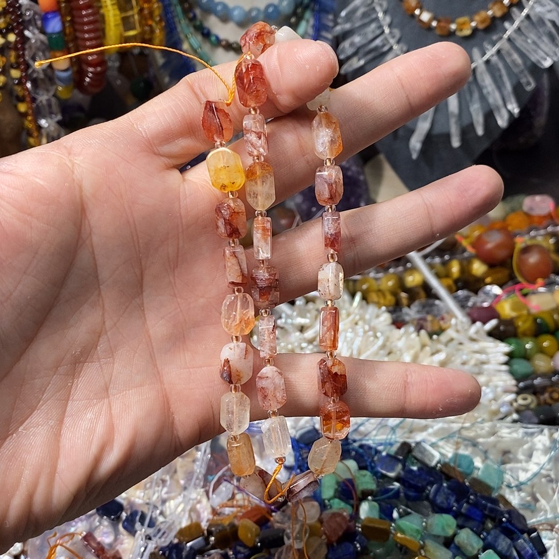 石英质玉未镶嵌，红胶花无事牌8×12mm，一条，