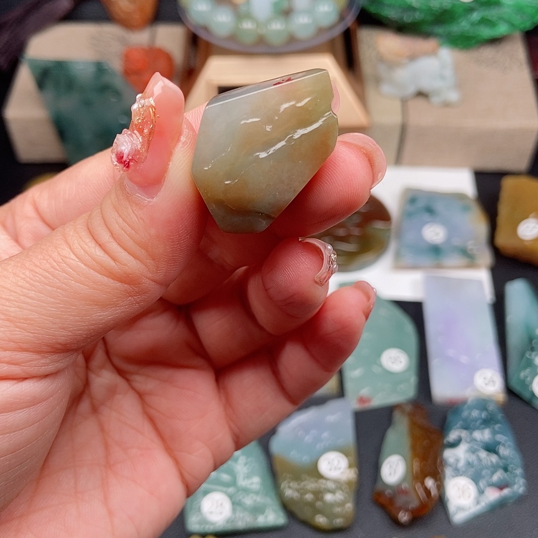 翡翠颈饰未镶嵌翡翠