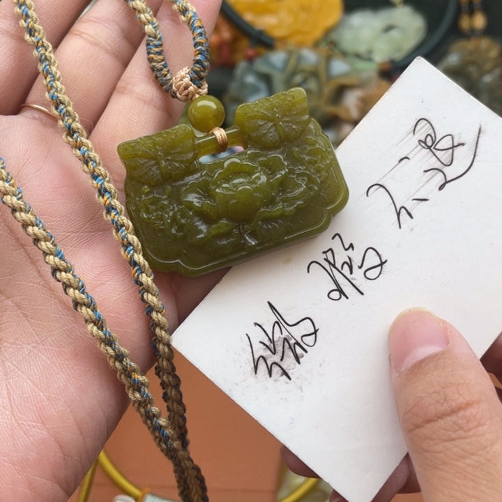 蛇纹石玉吊坠合金