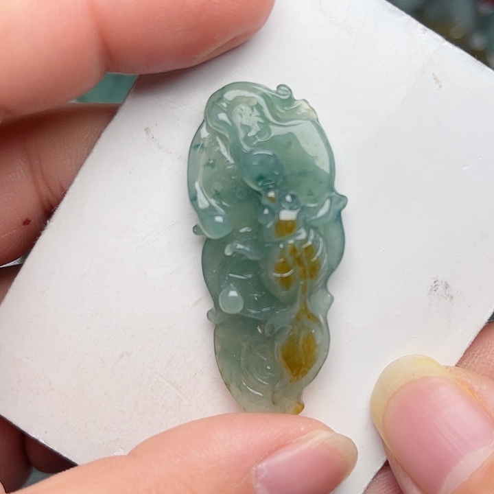 翡翠颈饰未镶嵌金鱼