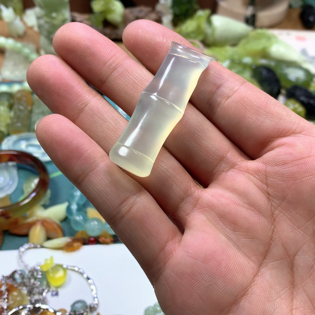 岫玉颈饰未镶嵌竹节