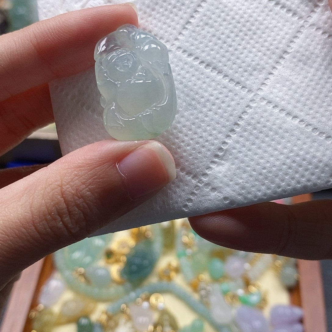 翡翠颈饰未镶嵌闪