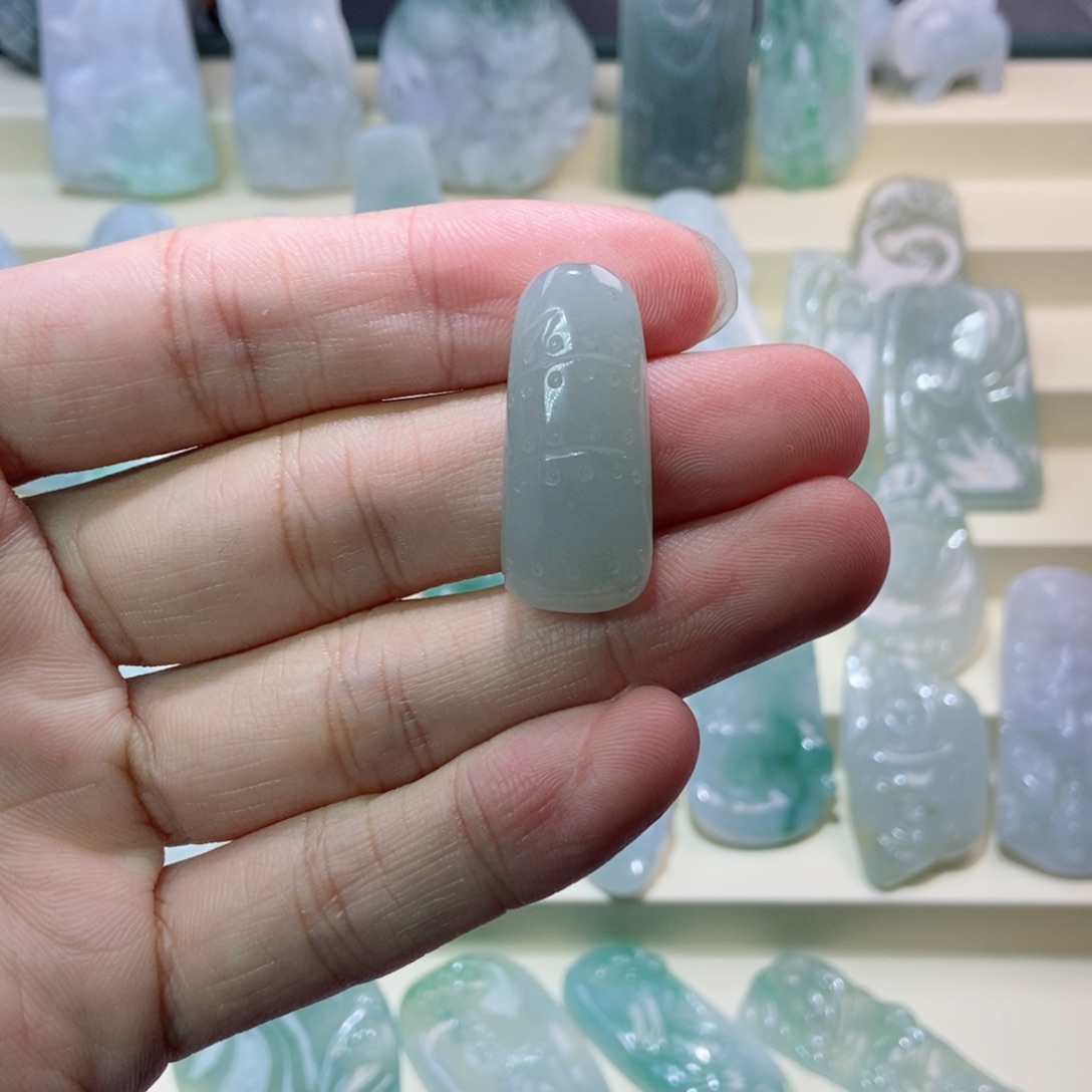 翡翠未镶嵌颈饰竹筒